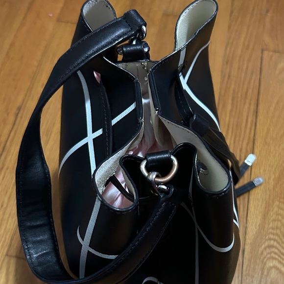 Lauren Ralph Lauren Stylish Black and White Bucket Bag w/ inside bag - Picture 5 of 10